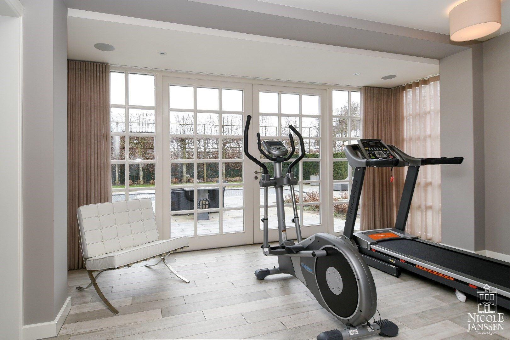 Luxueus en ruim ingedeeld landhuis met naastliggend garagegebouw met appartement foto 24