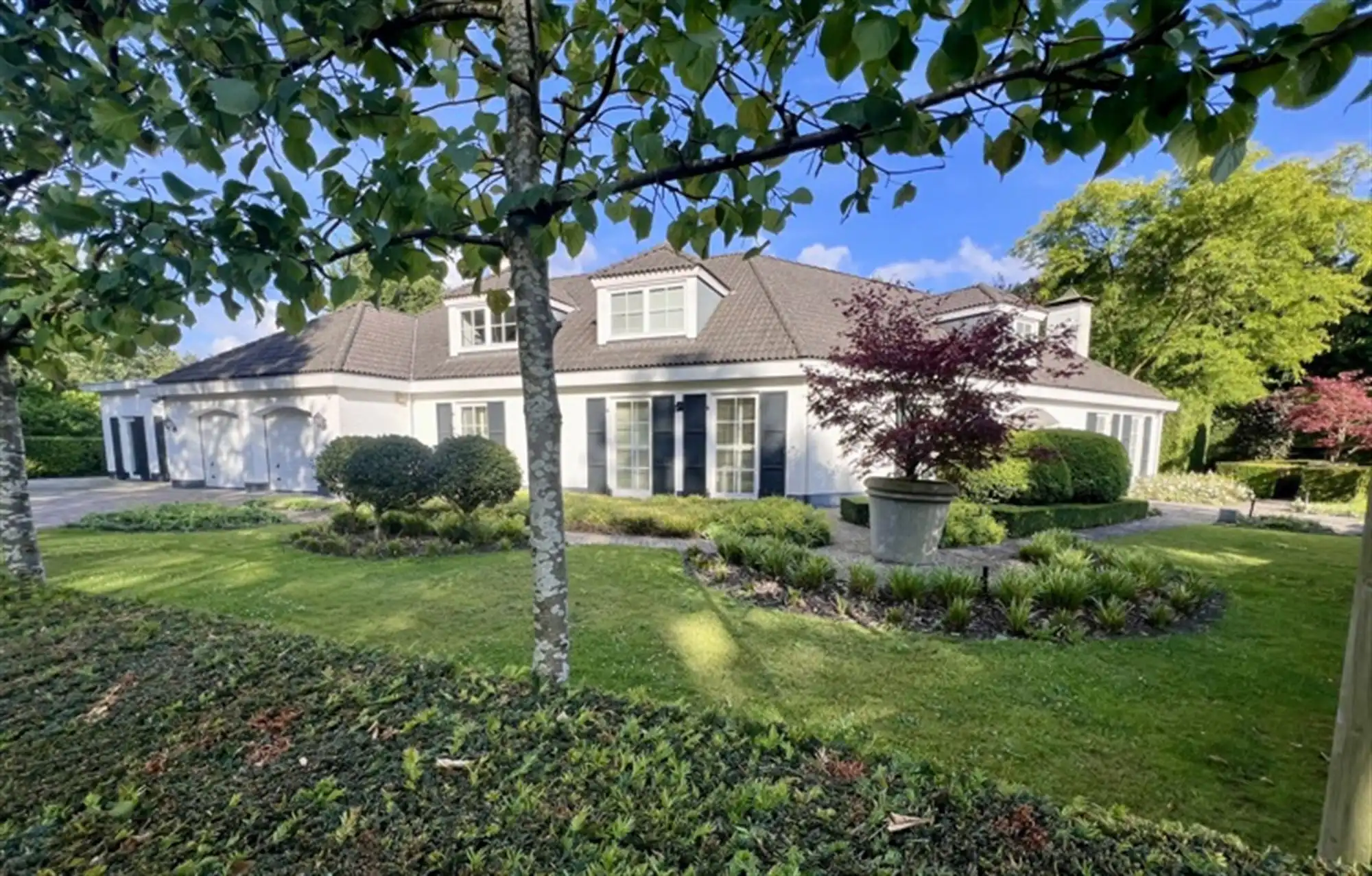 Villa met binnen en buitenzwembad foto 2