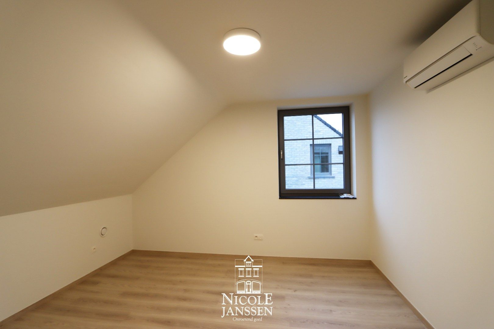 Nieuwbouwwoning met carport foto 18