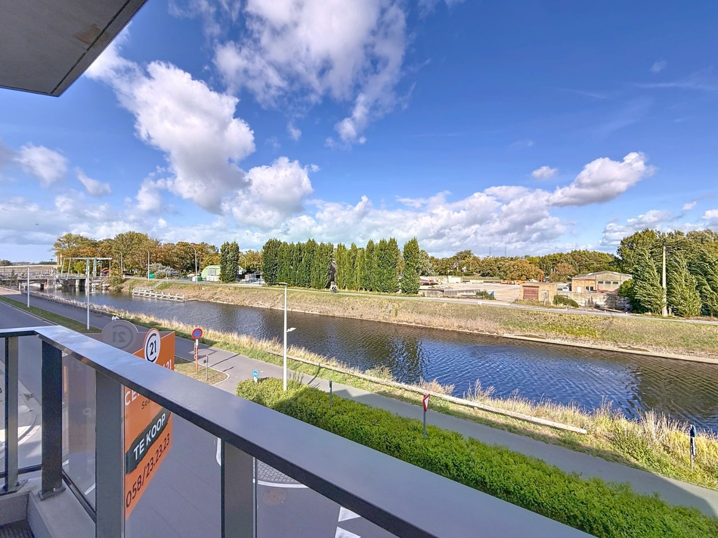 Rustig gelegen hoekappartement gelegen aan het water in Nieuwpoort-stad foto 2