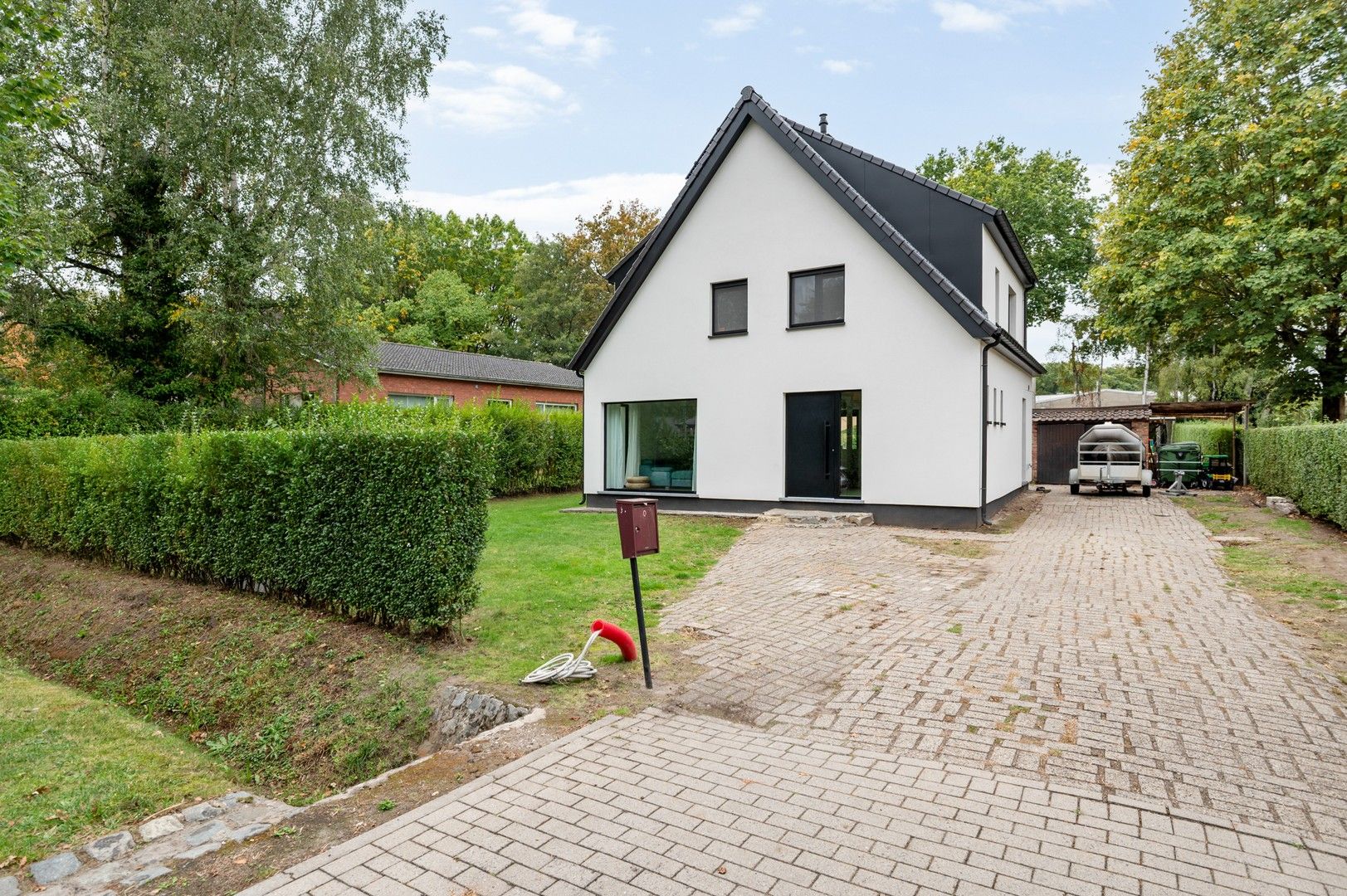 Moderne instapklare woning, perceel van 1102m² op topligging foto {{pictureIndex}}