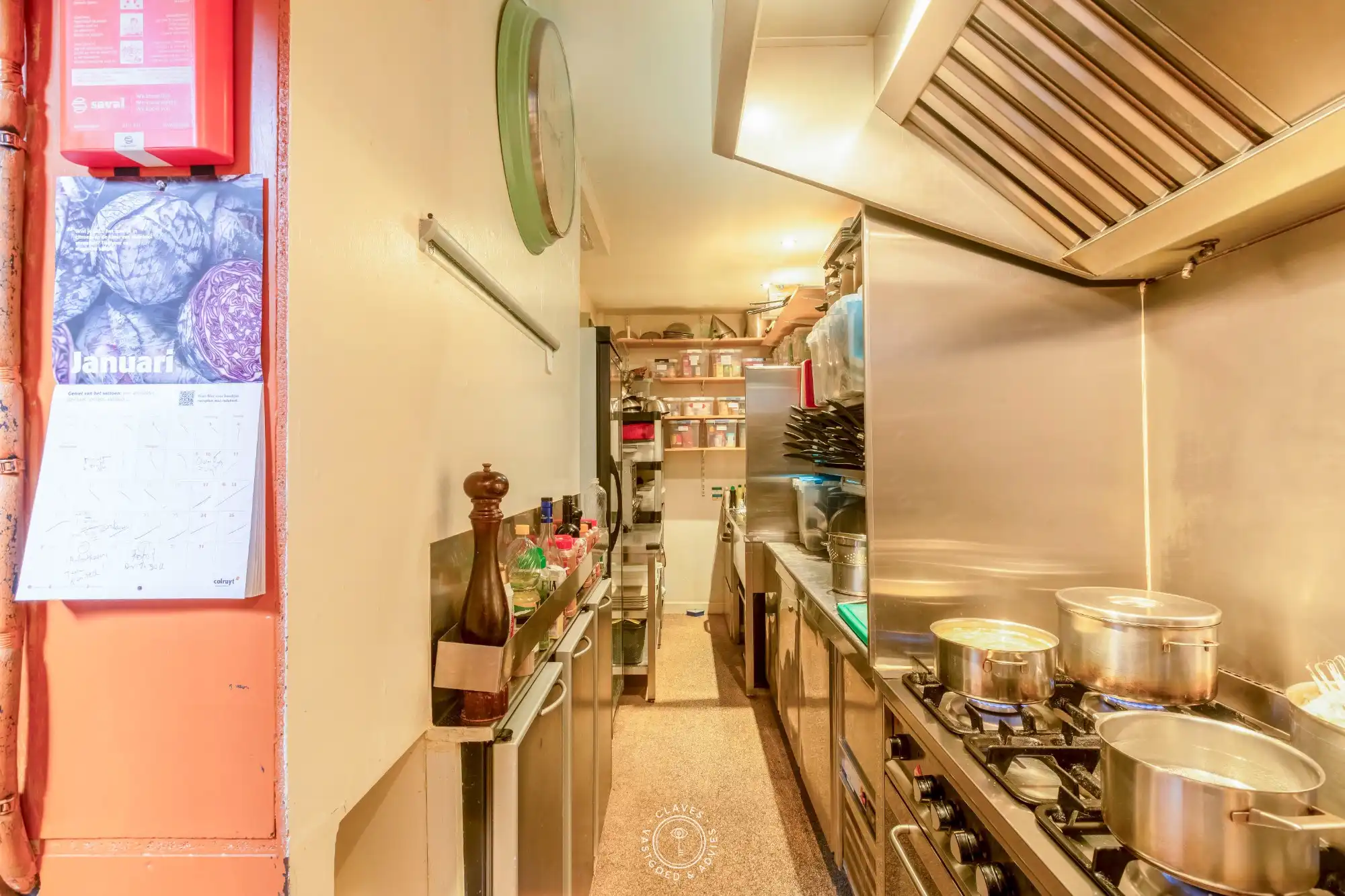 Handelspand met zeer ruim terras in 't Binnenhof foto 5