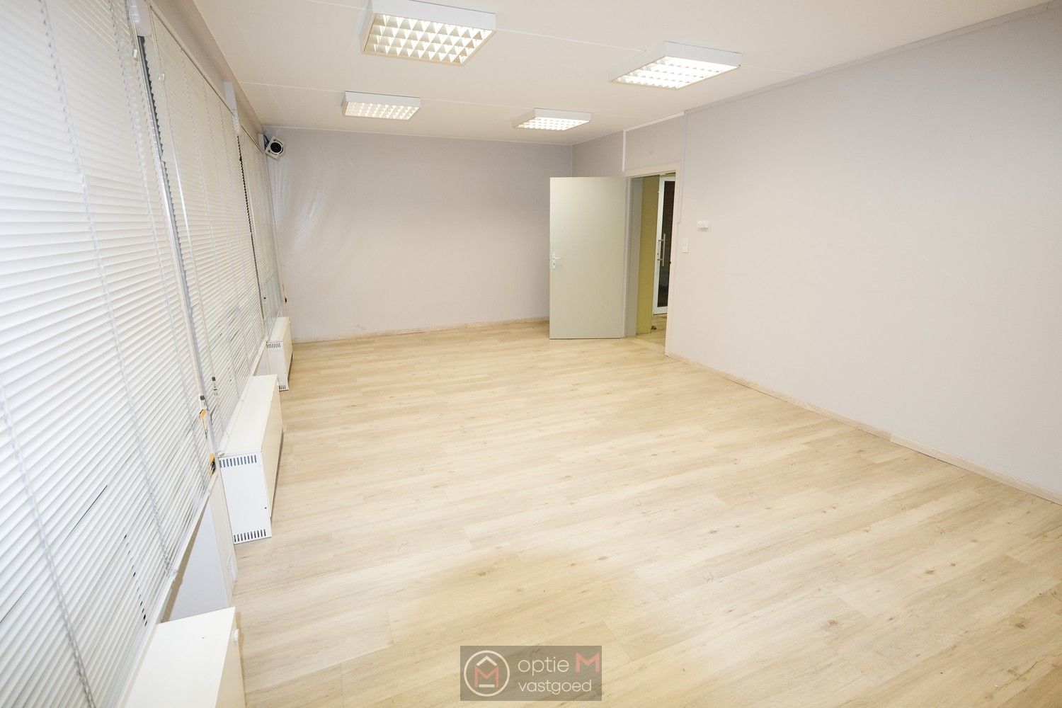 RUIM KANTOORGEBOUW OP TOPLIGGING IN BILZEN foto 12