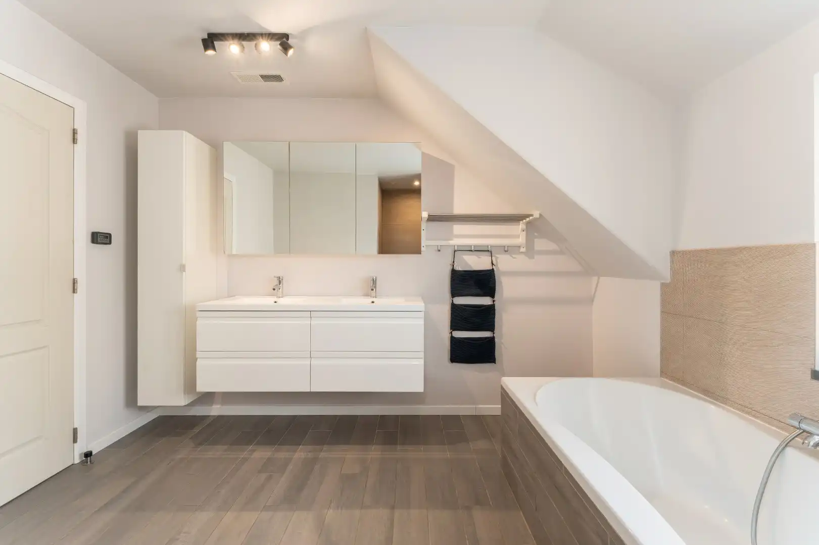Ruime en recente halfopen bebouwing met 3 volwaardige slaapkamers foto 10