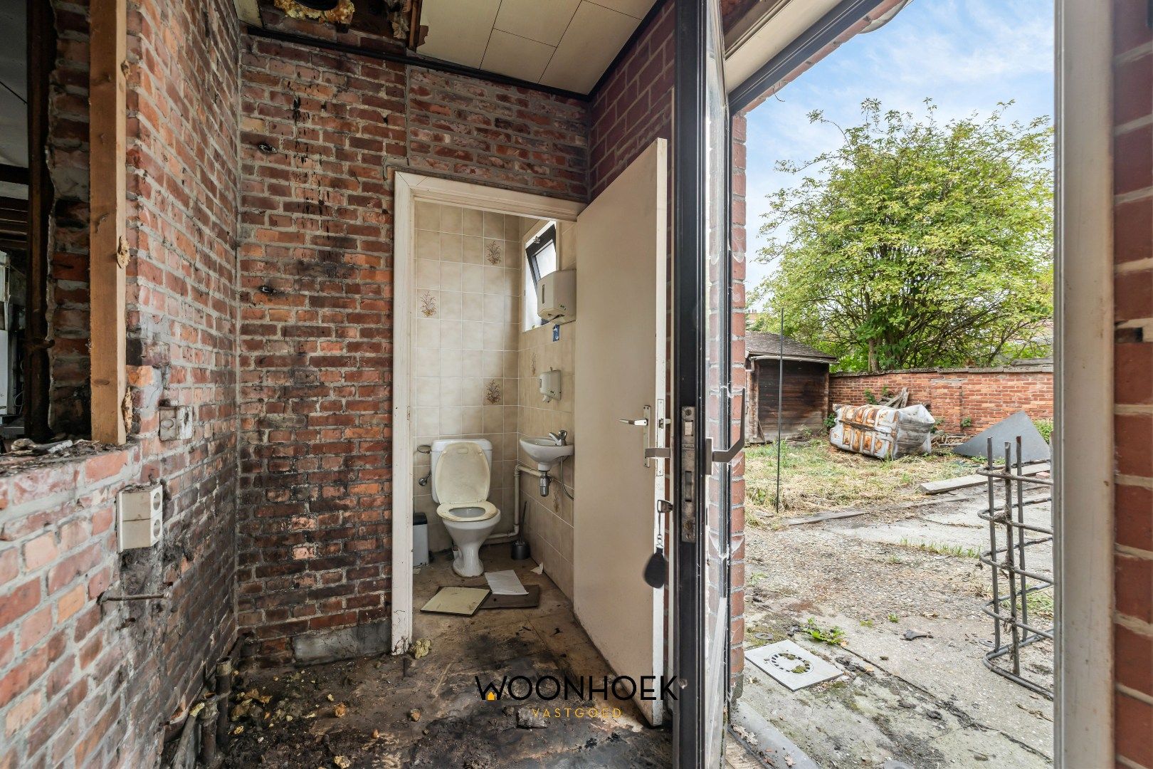 Ruime, te renoveren woning met diverse mogelijkheden foto 6