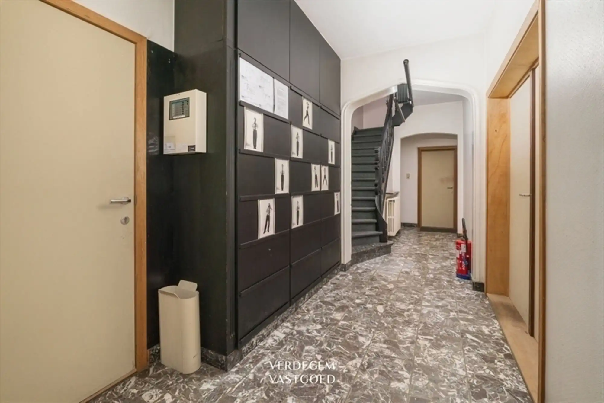 Architecturale woning met meerdere slaapkamers, garage en prachtige tuin foto 12