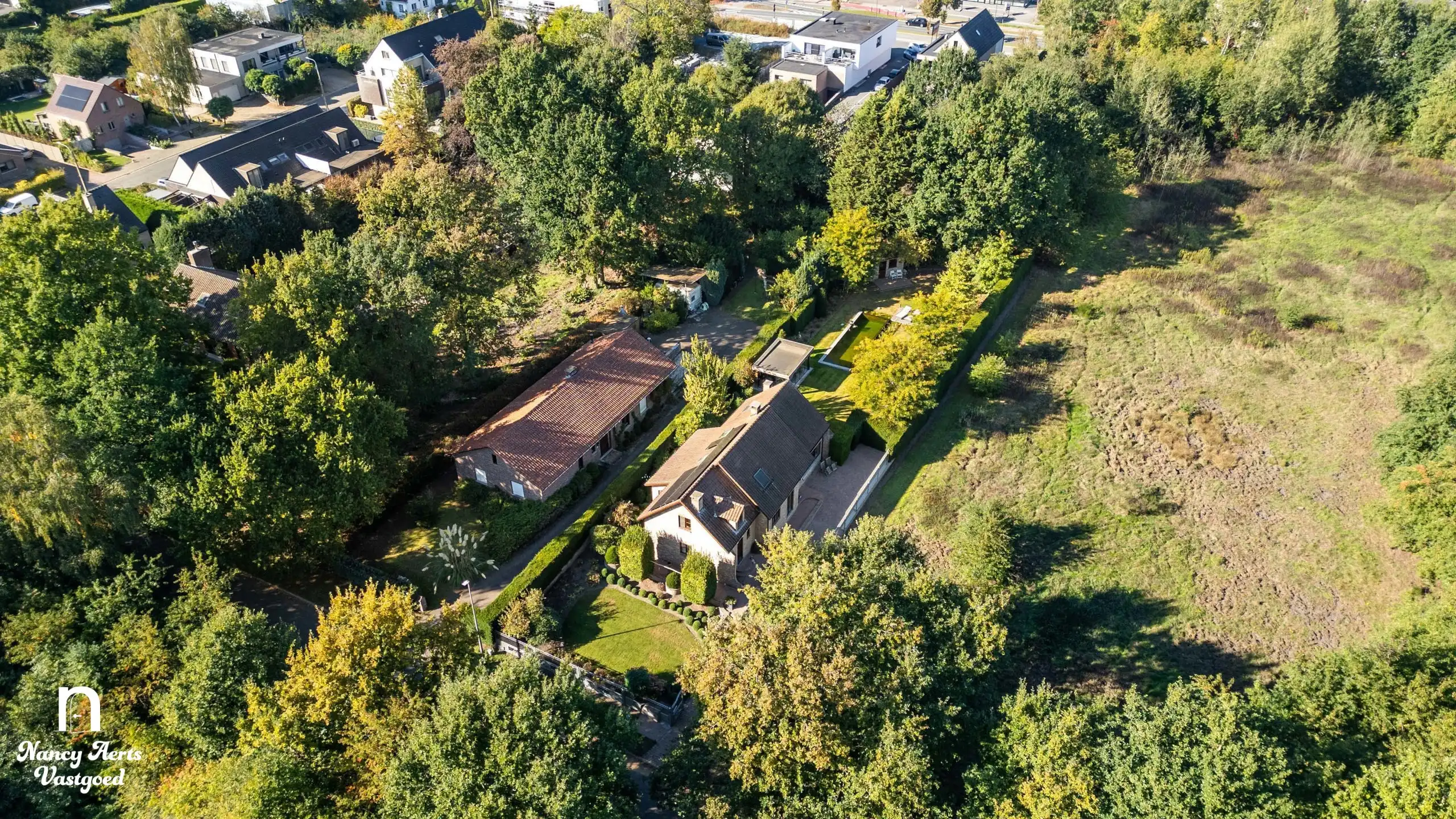 Karaktervolle villa met natuurzwembad en poolhouse in Genk foto 2