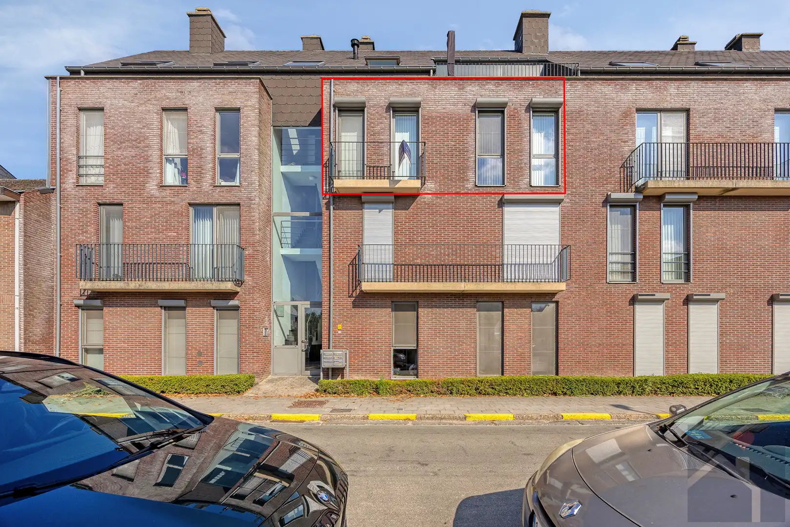 Instapklaar 2-slaapkamerappartement met terras, parking & berging in centrum Overpelt foto 2