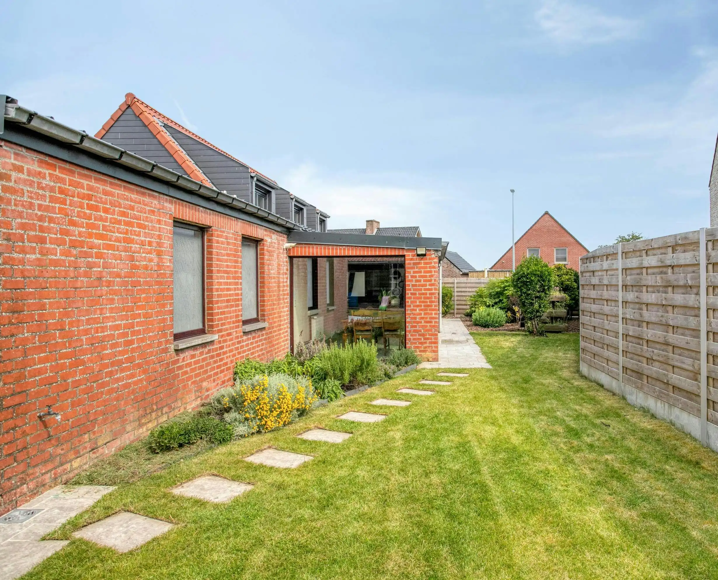 Ruime woning te koop met atelier, garage en vier slaapkamers foto 9