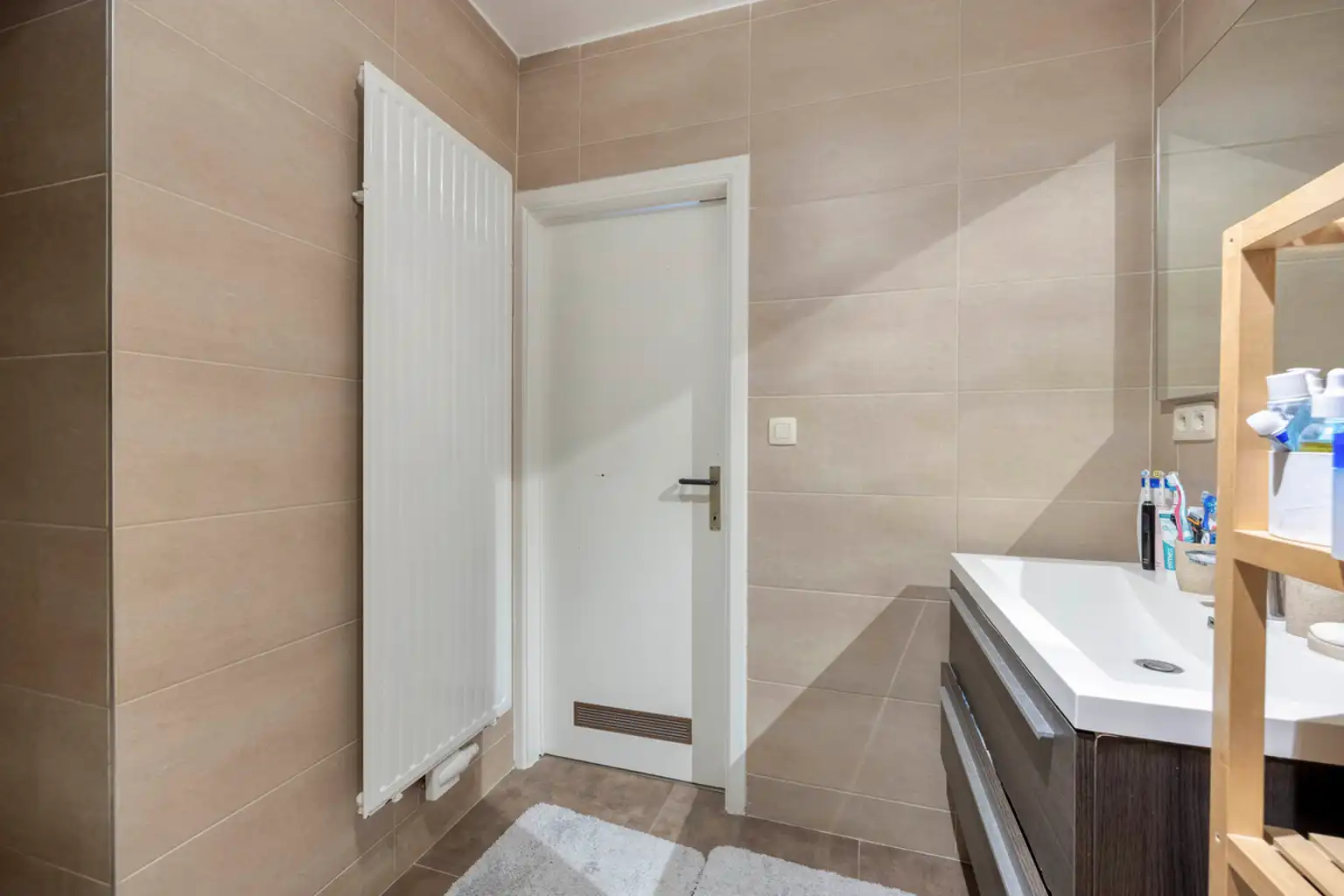 Instapklaar 2-slaapkamerappartement met garage foto 11
