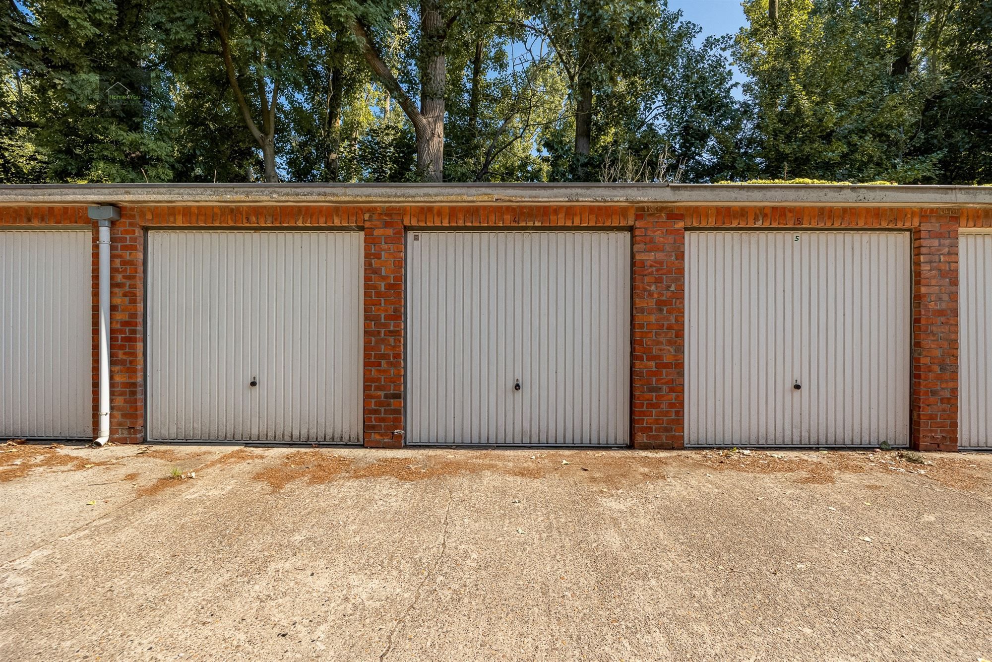 Afgesloten garagebox foto {{pictureIndex}}