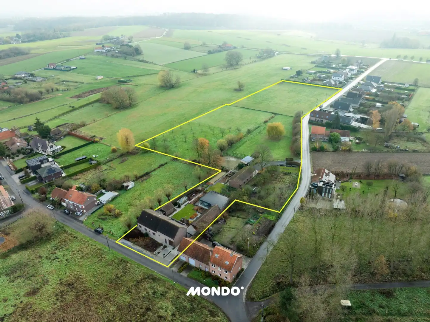 Hoofdfoto van de publicatie: Landgoed met binnenzwembad, stallen en absolute privacy op 1,56 ha