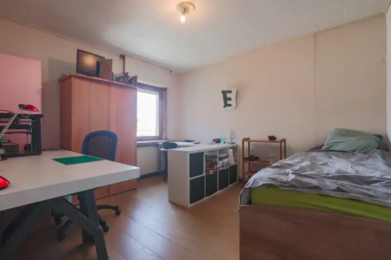 Ruime, luxueus ingerichte woning met 3 slaapkamers, grote garage (klein magazijntje), grote tuin...(energielabel D, zonnepanelen,...) foto 16