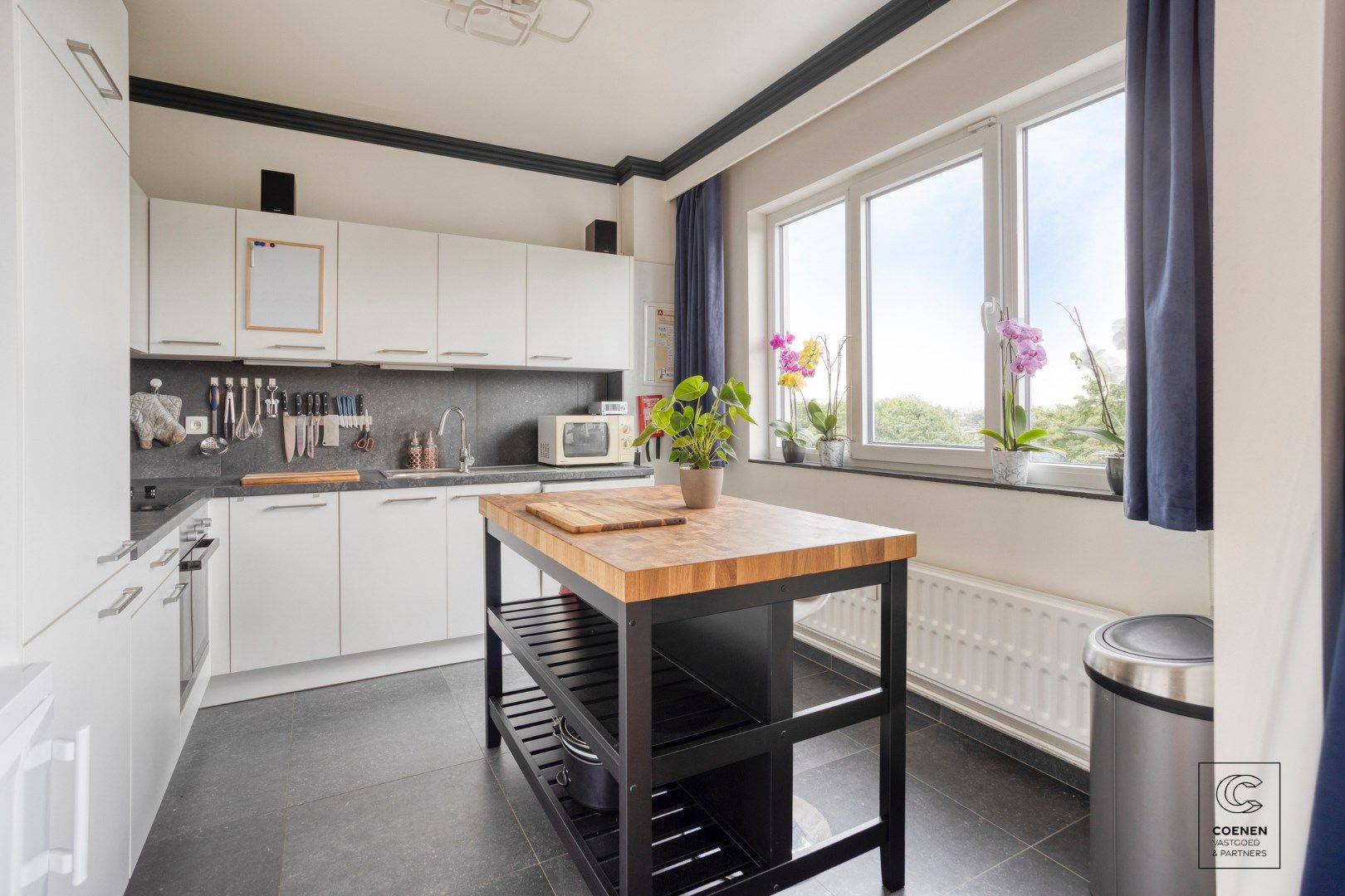 Ruim gerenoveerd appartement van 97 m² met twee slaapkamers te Merksem! foto 2
