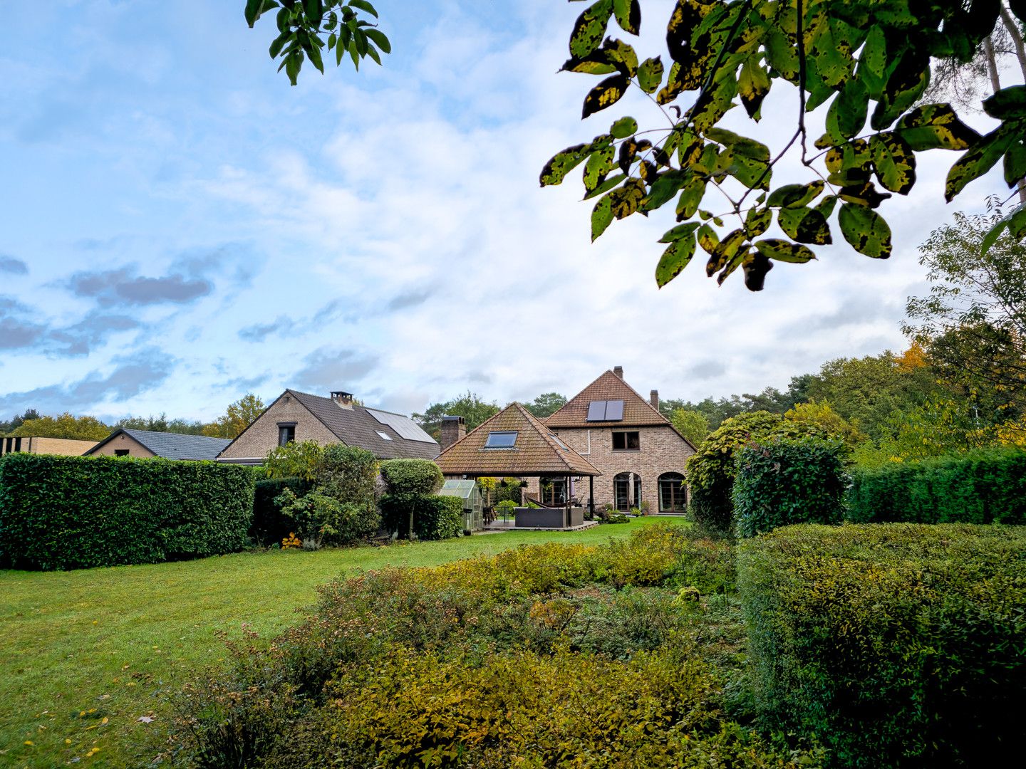 TIJDLOZE VILLA OP 22A43CA MET 4 SLK EN 4 BADK NABIJ CENTRUM ZUTENDAAL. foto 32