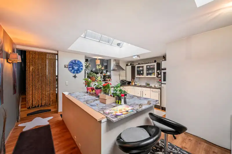 Roeselare-stadskern. Polyvalente BURGERWONING / HANDELSHUIS in 2 delen :  exclusief commercieel pand gelijkvloers met tuin en uniek triplex appartement met 2-3 slaapkamers. Verhuurd met mooi rendement ! foto 8