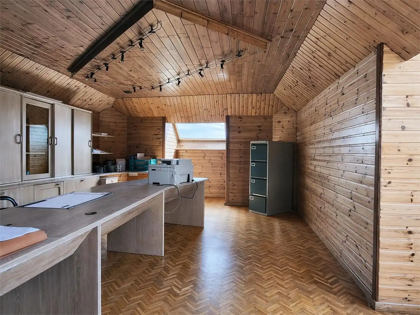 Deze ruime en uitstekend onderhouden villa-bungalow op een perceel van 1.264 m² combineert comfort, functionaliteit en een aangename woonbeleving met een zuidgericht terras en een prachtig aangelegde tuin met zwembad en badhuis. foto 25