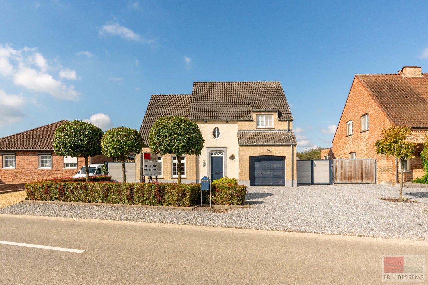 Open bebouwing uit 2000 met een woonopp. van 165 m² en een perceel van 923 m² gelegen in het landelijke Uikhoven-Maasmechelen foto {{pictureIndex}}