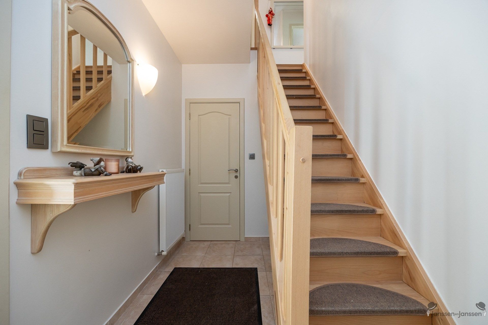 Instapklare woning met vier slaapkamers op een ruim perceel van 659m². foto 4