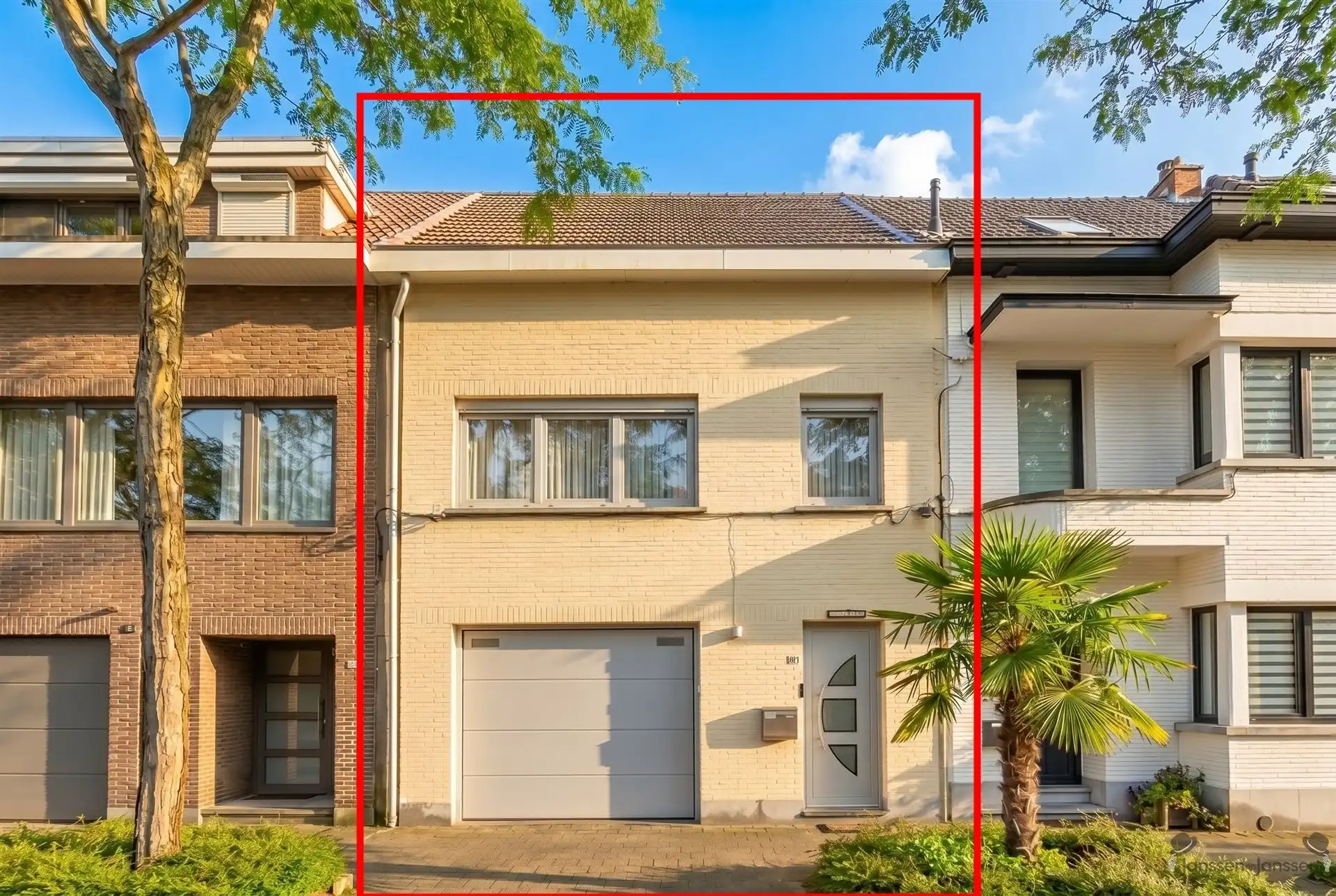 Woning met 3 (mog.4) slk, garage en ruime tuin in Brasschaat foto {{pictureIndex}}