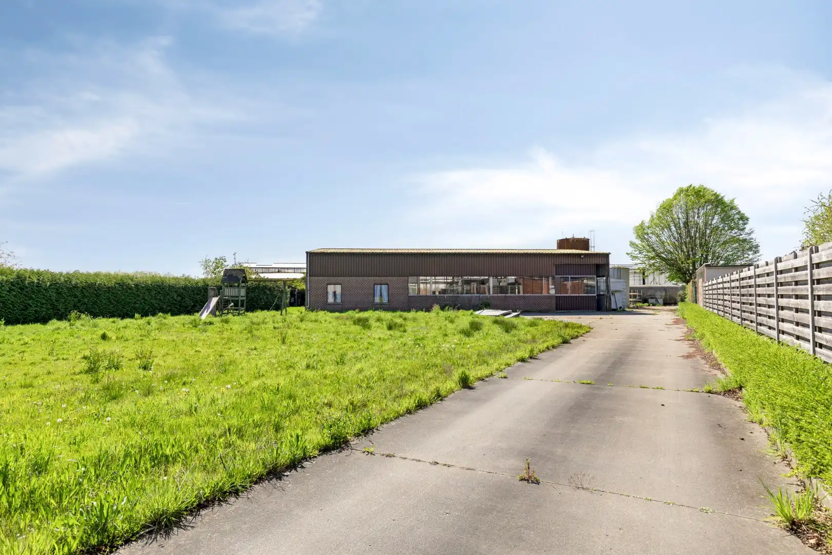 Serrecomplex met agrarische grond en magazijn foto 6