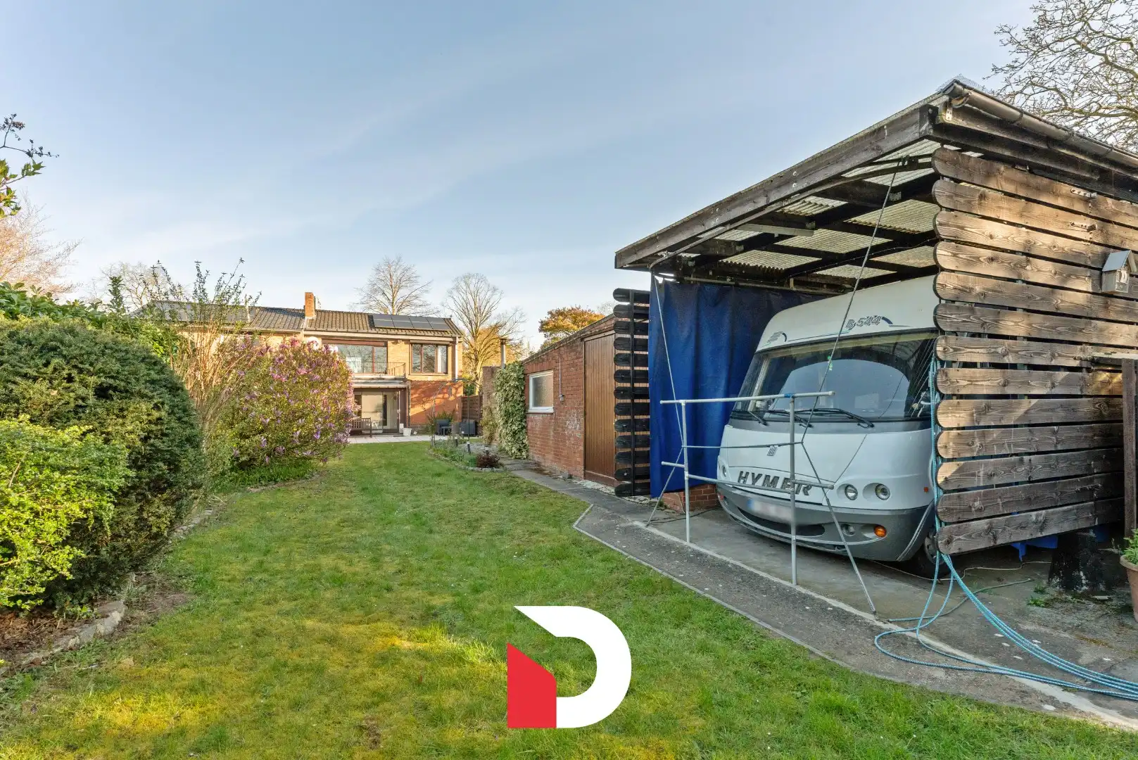 Veelzijdige halfopen woning + atelier op een ruim perceel in een residentiële buurt.  foto 20