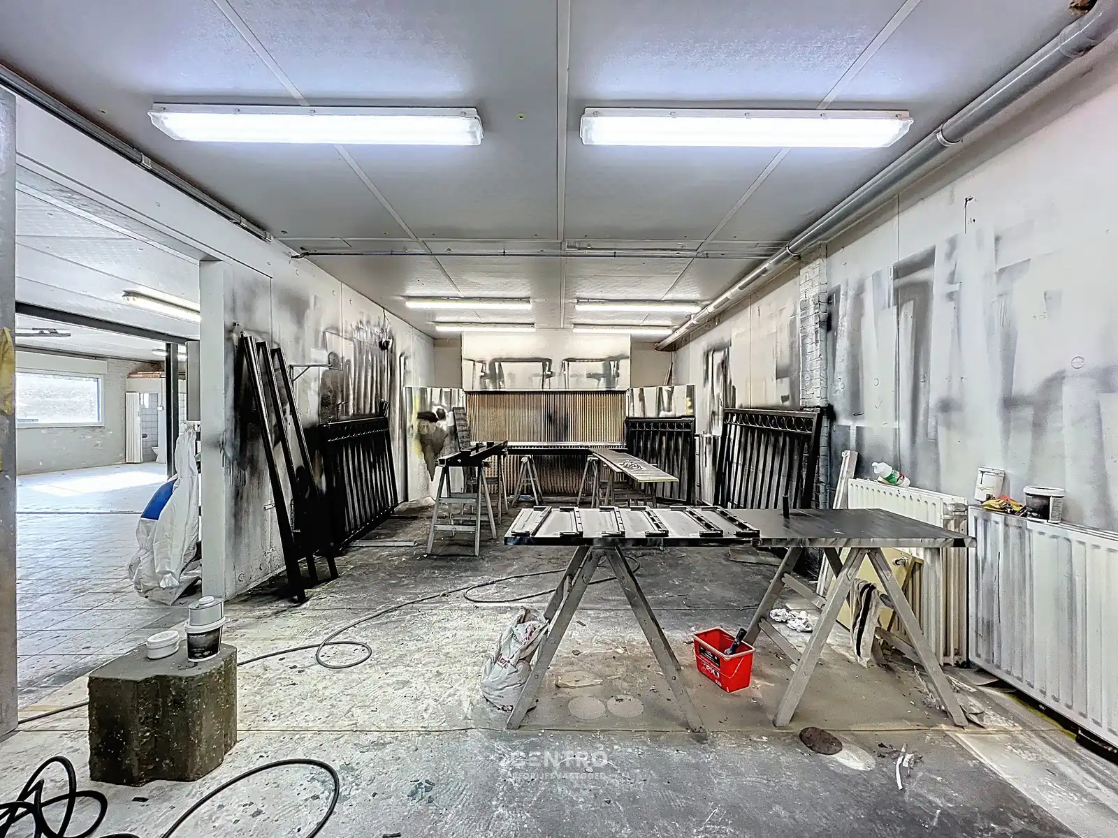 Magazijnen met kantoorgedeelte, garages én RUIM verhard buitenterrein, rustig gelegen in centrum Hooglede! foto 9