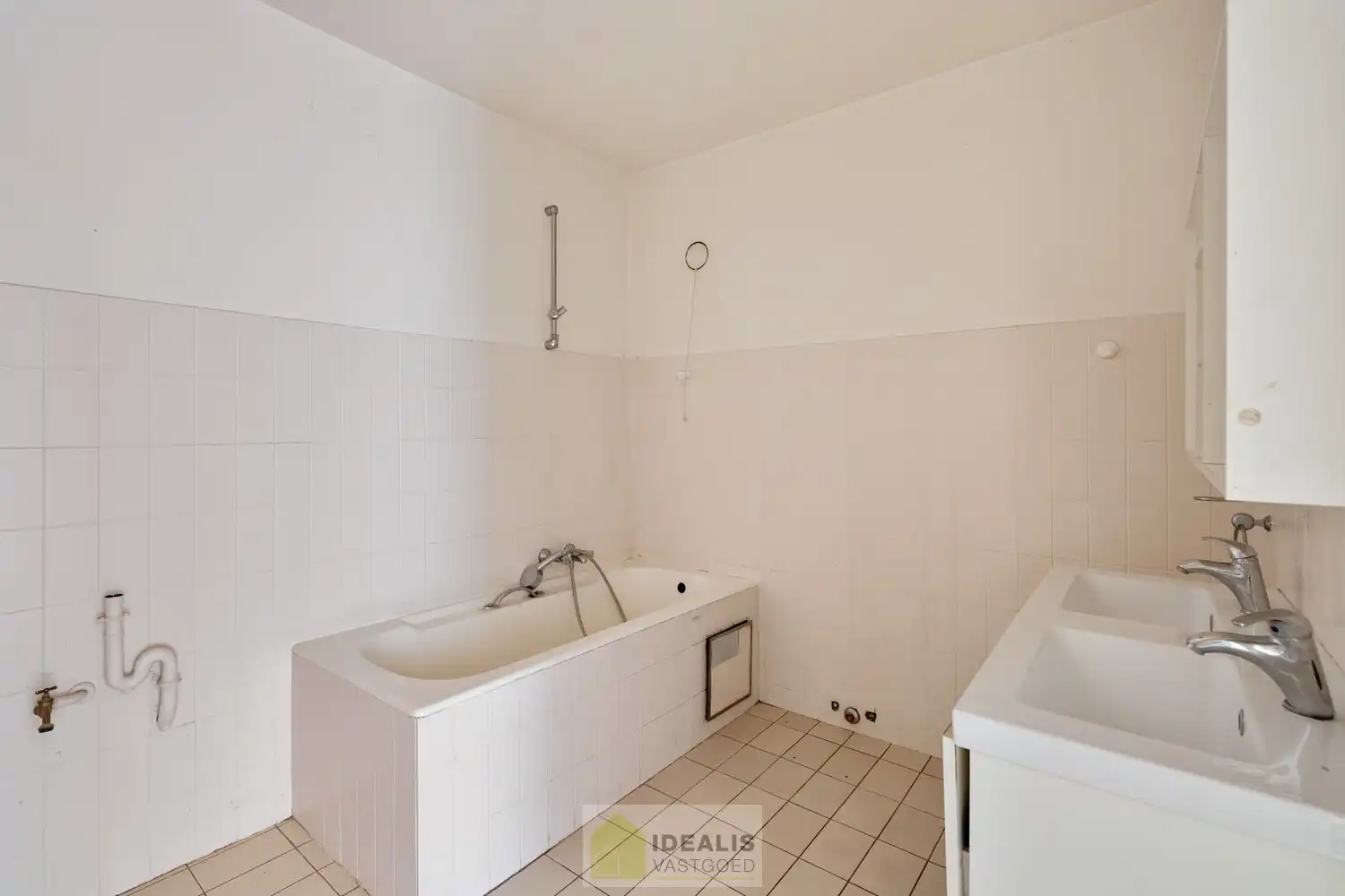 IDEALIS VASTGOED -  INVESTERINGSEIGENDOM BESTAANDE UIT 2 GELIJKVLOERSE HANDELSPANDEN EN 5 BOVENLIGGENDE APPARTEMENTEN IN HET CENTRUM VAN PELT! – te renoveren investeringseigendom op een toplocatie in Pelt (Neerpelt). Gelijkvloers 2 handelspanden, op de 1ste verdieping een 3 slpk.-appartement, 2de verdieping een 3 slpk.-appartement en een 1 slpk.-appartement en op de 3de verdieping een 3 slpk.-appartement en een 1 slpk.-appartement. Geschikt voor zij die zoeken naar een interessante investering in het centrum van Pelt. foto 21
