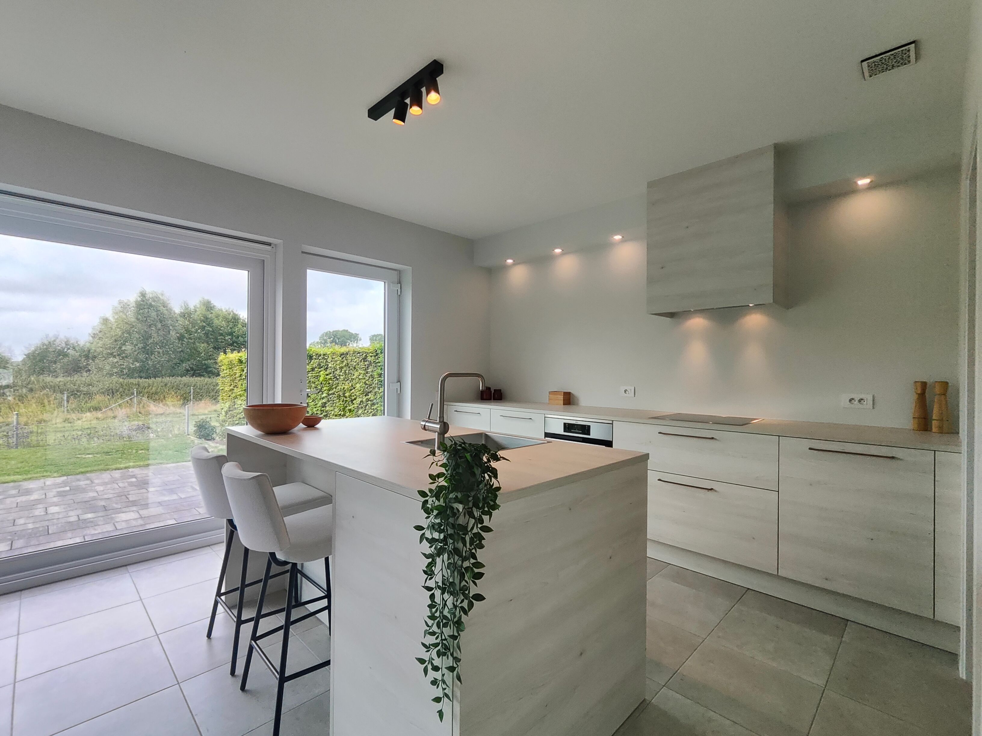 Nieuwbouw half-open woning te koop vlak aan de duinen en het strand, in een rustige woonwijk te Oostende, nabij natuurgebieden. foto 7