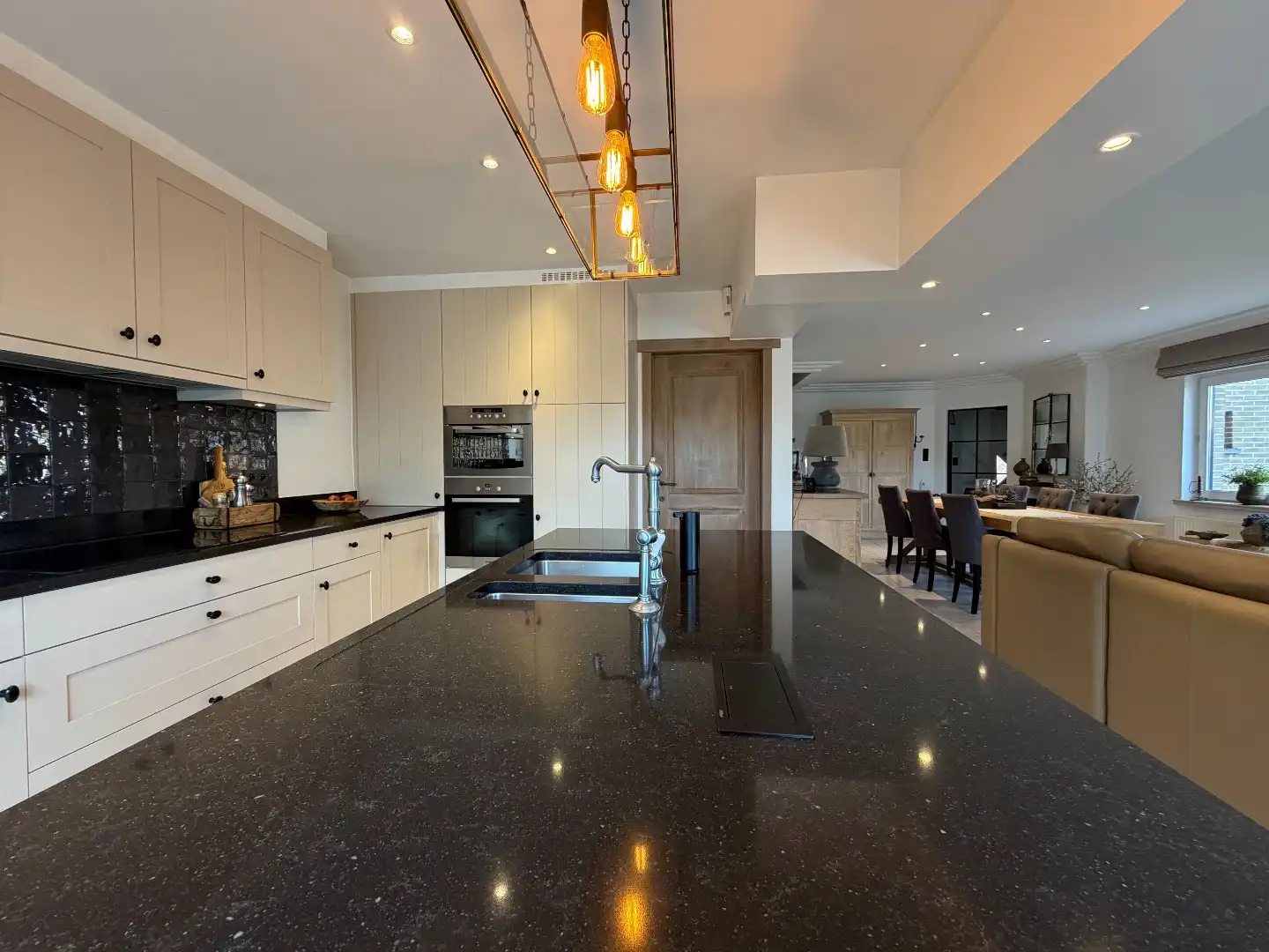 Instapklaar wonen? Ontdek deze woning met 4 slaapkamers, poolhouse en nieuwe badkamer. foto 6