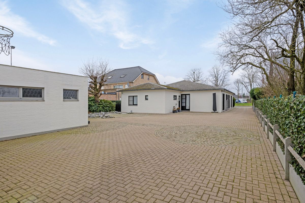 Ruime gelijkvloerse woning met bedrijfshal foto 25