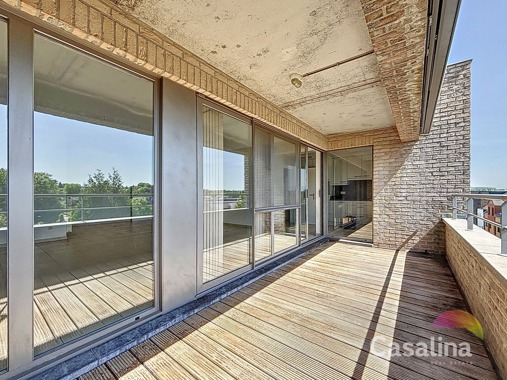 Ruim drie slaapkamer appartement te huur  foto {{pictureIndex}}