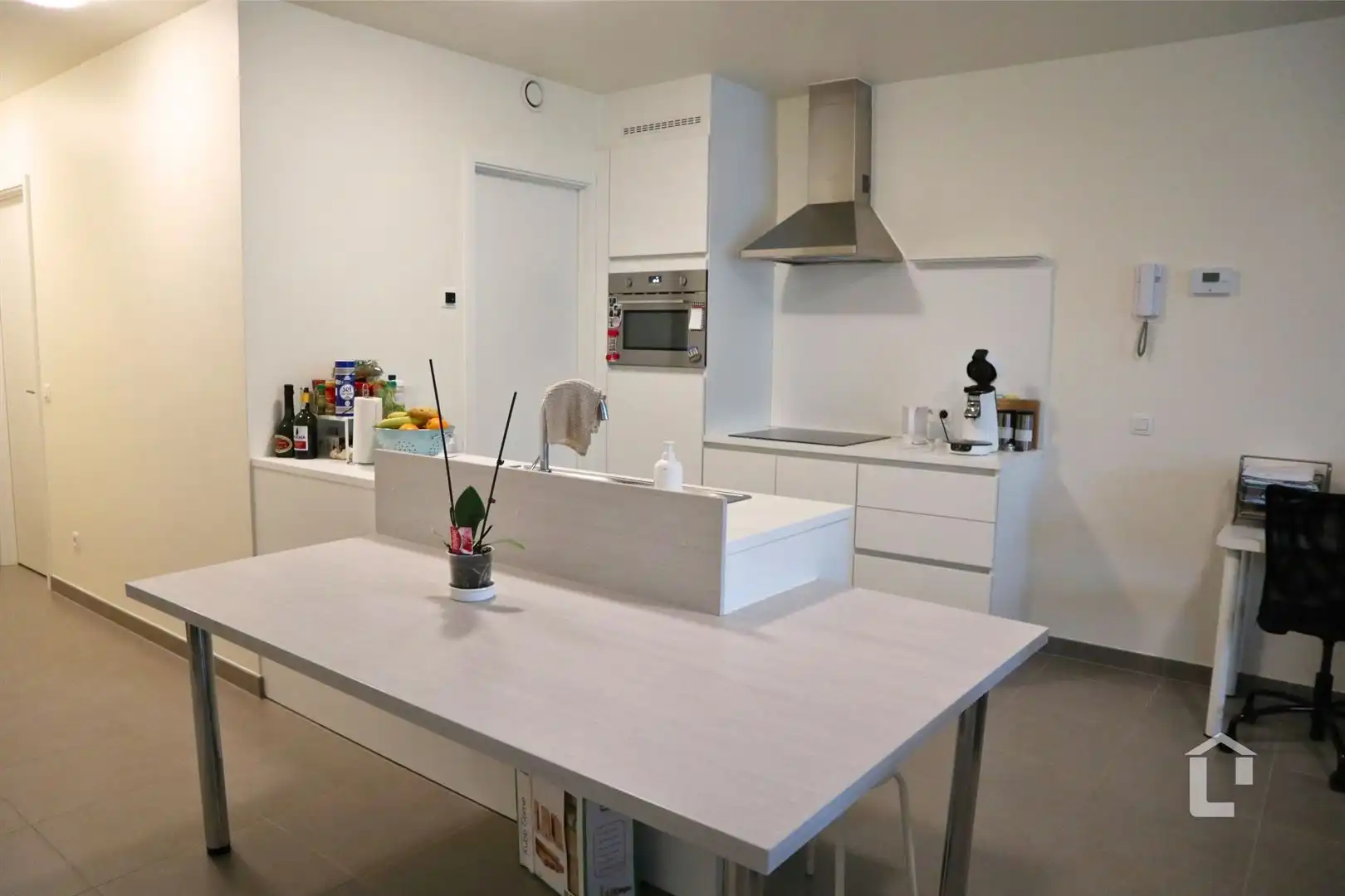 Recent, instapklaar gelijkvloersappartement met groen uitzicht foto 4