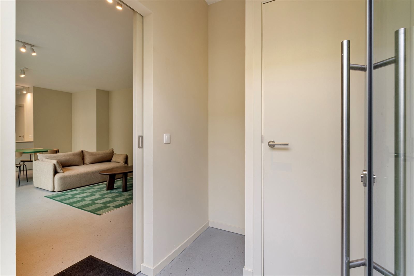 Gemeubelde nieuwbouwwoning met 2 slaapkamers foto 3