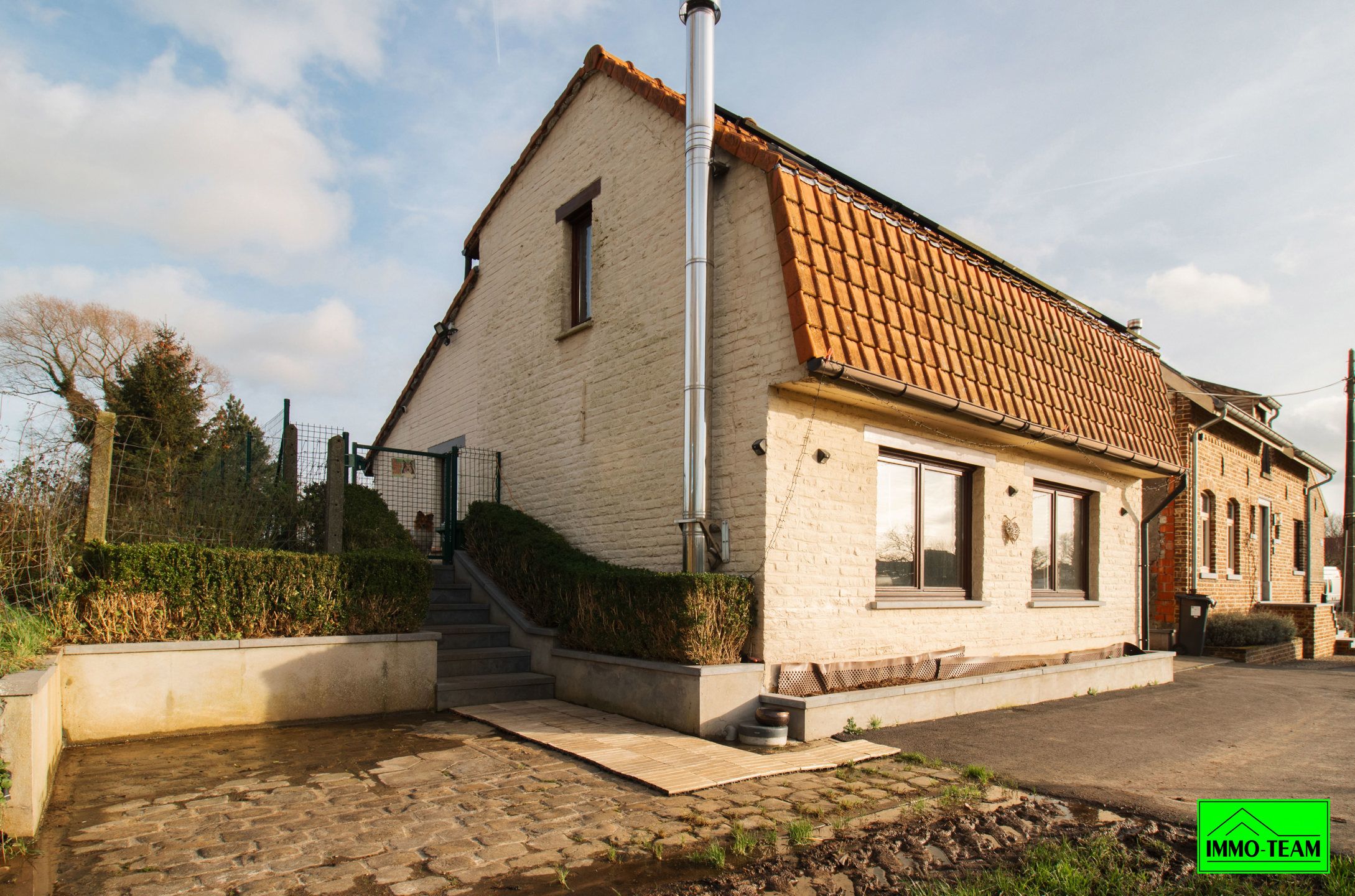 Rustig gelegen gerenoveerde gezinswoning met 3 slaapkamers foto 2