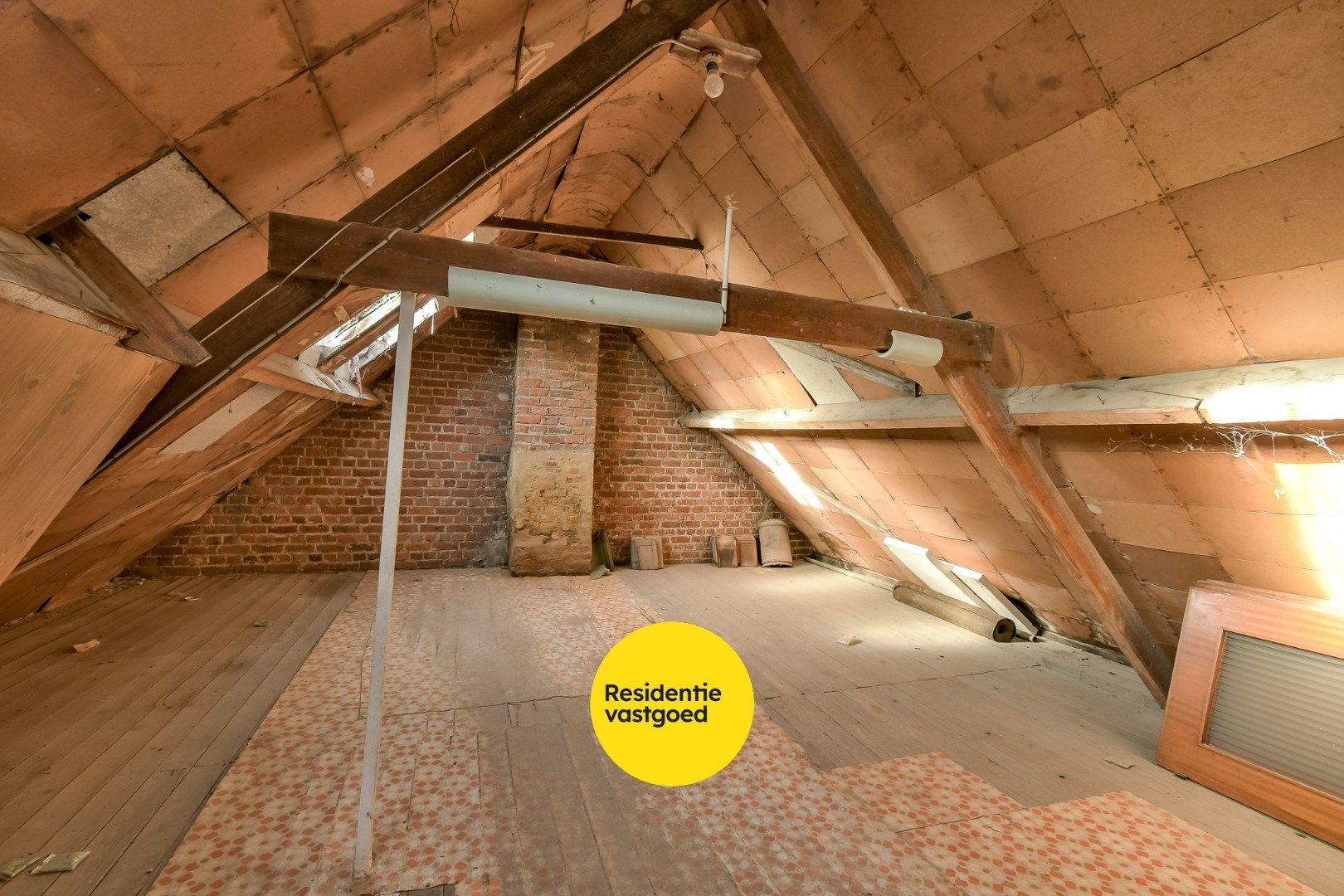 Te renoveren woning in hartje Torhout! foto 12