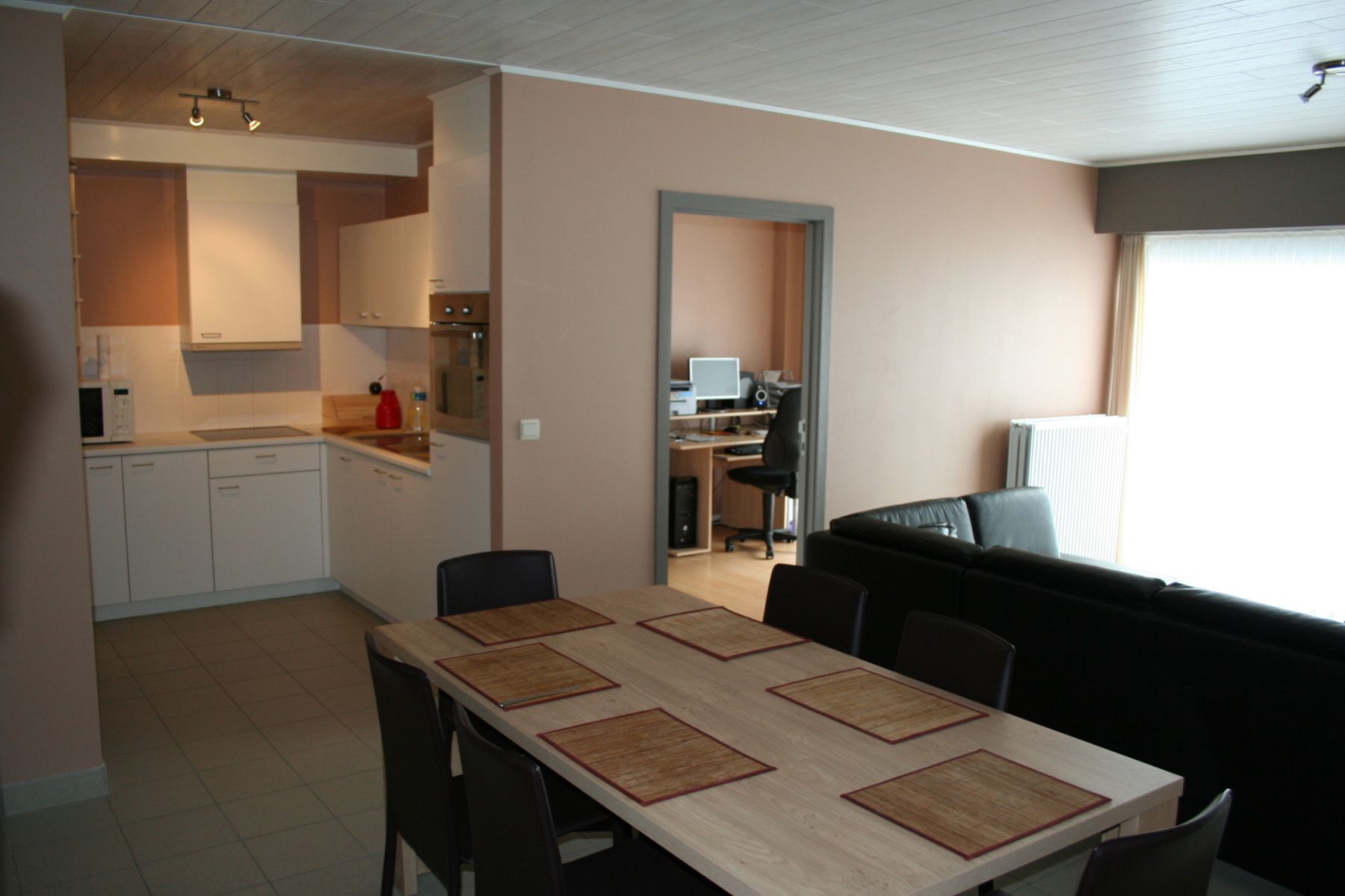 Instapklaar appartement met 2 slaapkamers aan het Plein! foto 3