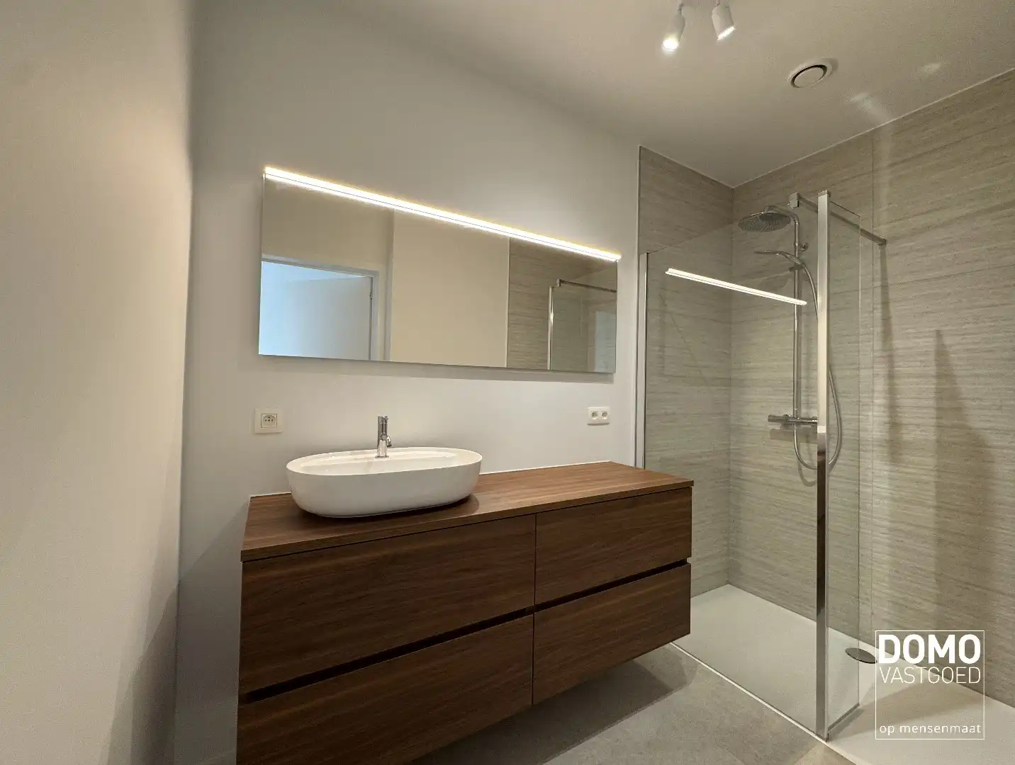 PENTHOUSE MET 2 SLAAPKAMERS, RUIM TERRAS EN AUTOSTANDPLAATS TE KERMT foto 8