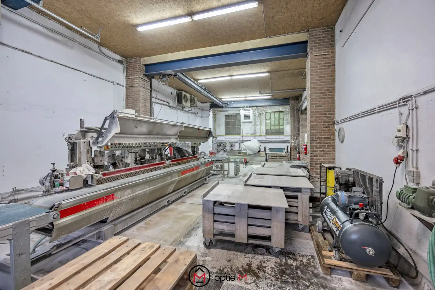 Werkplaats met loods en kantoor te koop in Bilzen foto 2