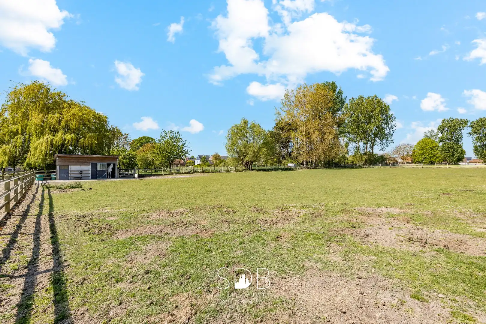 Prachtige stijlvolle woning met bijgebouwen, buitenpiste en graslanden  foto 45