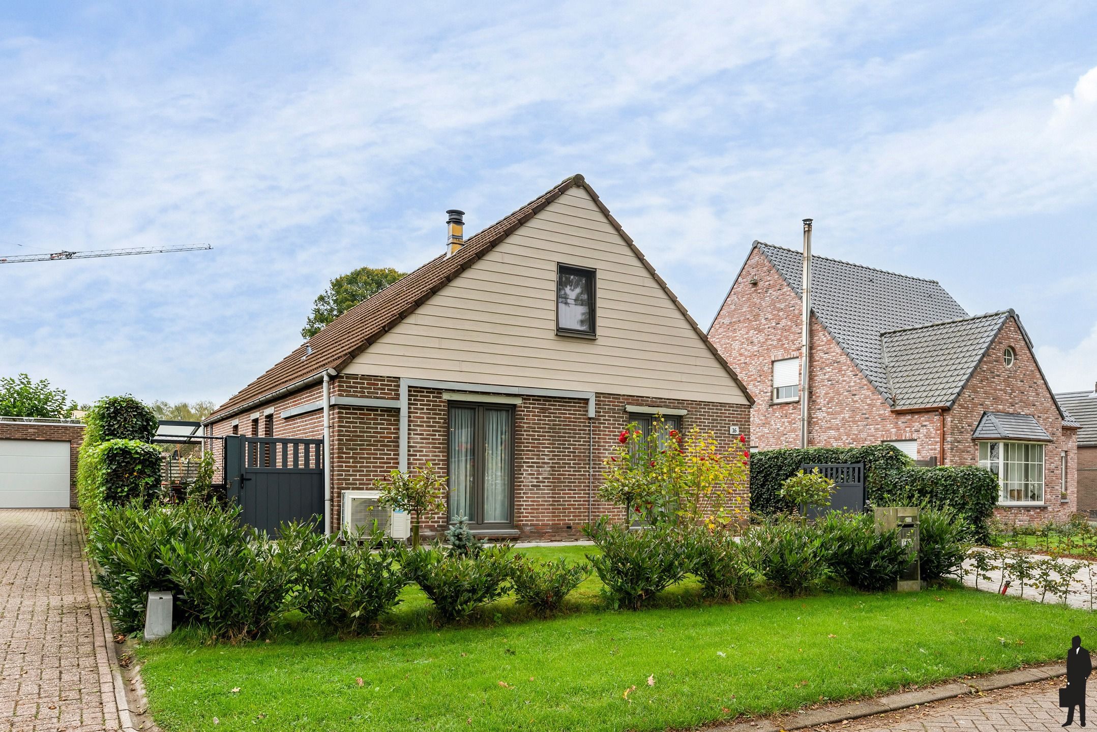 Volledig gerenoveerde woning met 4 slaapkamers  foto {{pictureIndex}}