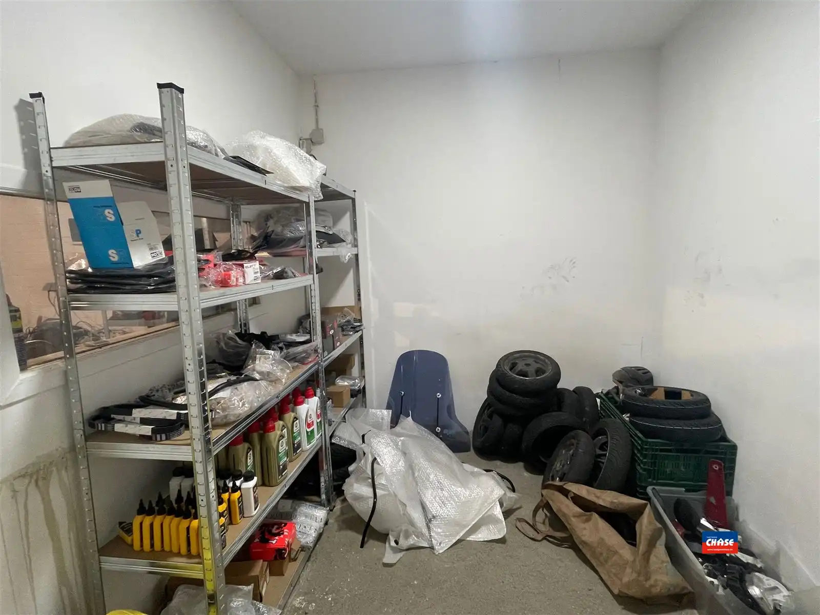 Magazijn / Opslagruimte met automatische sectionale poort foto 8