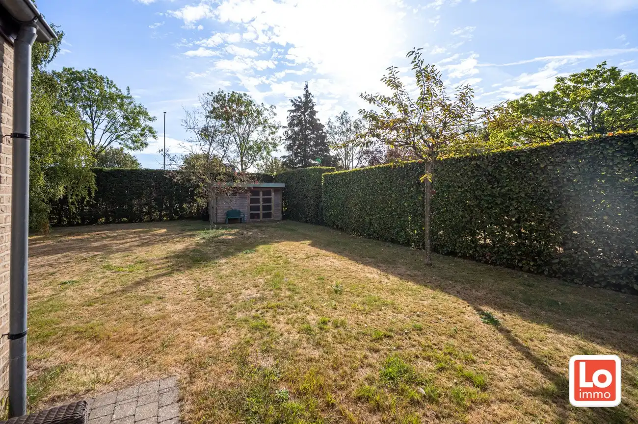 VERKOCHT!! Ruime degelijke alleenstaande woning met afzonderlijke garage en carport op een makkelijk bereikbare locatie in Lokeren! foto 15