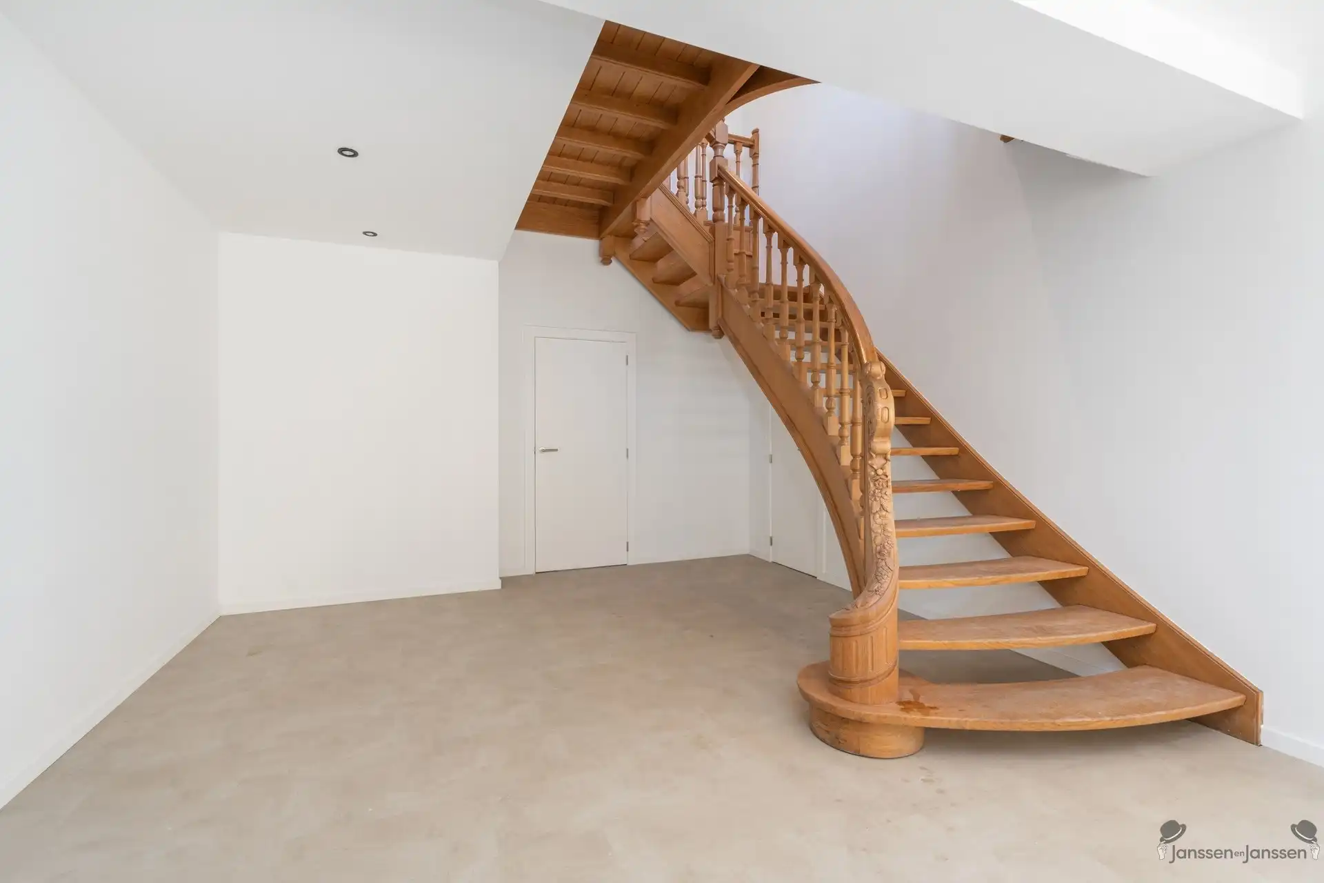 Luxueus gerenoveerd duplexappartement met 4 slaapkamers en private tuin foto 9