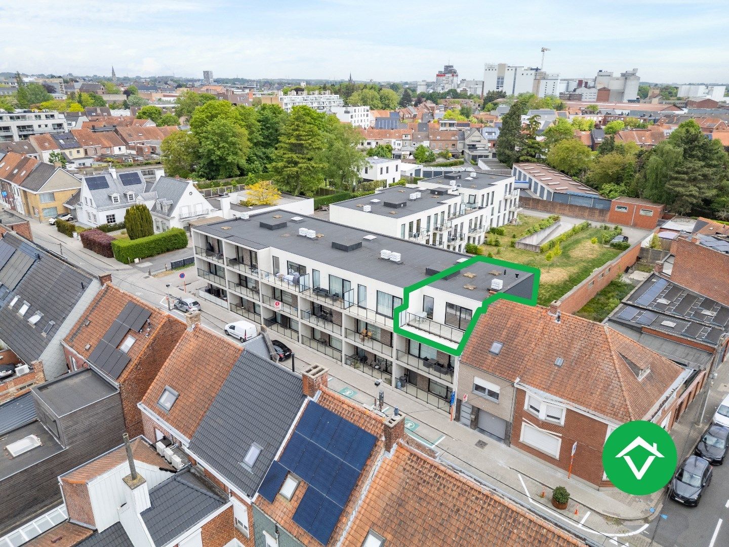 Recent, instapklaar appartement met één slaapkamer, ruim terras en autostaanplaats te Roeselare foto 2