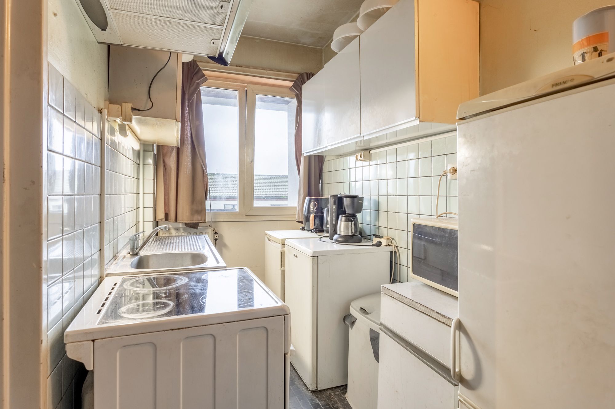 IDEALIS VASTGOED - CENTRAAL GELEGEN 2-SLPKMR APPARTEMENT IN HET CENTRUM VAN LEOPOLDSBURG! – Correct onderhouden appartement op de derde verdieping (+-88m²) met een aangename leefruimte, aparte keuken, 2 slaapkamers, badkamer en apart toilet. Het appartement beschikt tevens over een lift en een privatieve kelder. Geschikt voor zij die zoeken naar betaalbaar wonen in het centrum van Leopoldsburg. foto 6