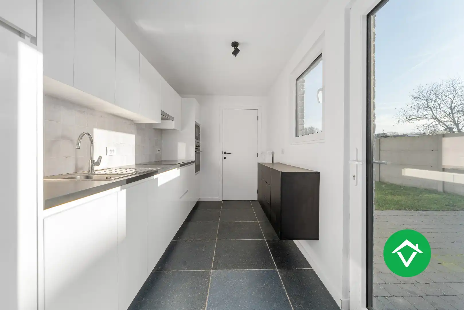 Volledig vernieuwde woning met 3 slaapkamers en bijgebouw in centrum Koekelare foto 9