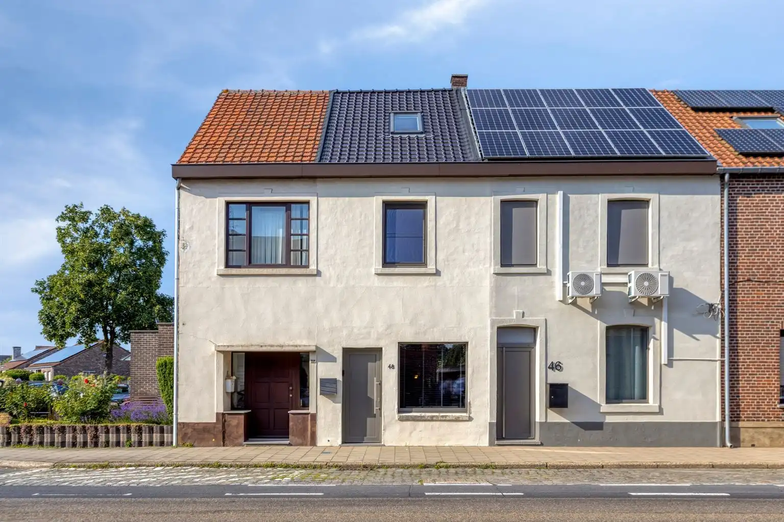 Gerenoveerde stadswoning met 2 slaapkamers, gezellige koer en ruime garagebox op wandelafstand van het centrum van Maaseik. foto {{pictureIndex}}