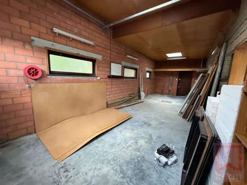 Ruime woning met tuin, 2 grote garages en kelder op 688m²! foto 12