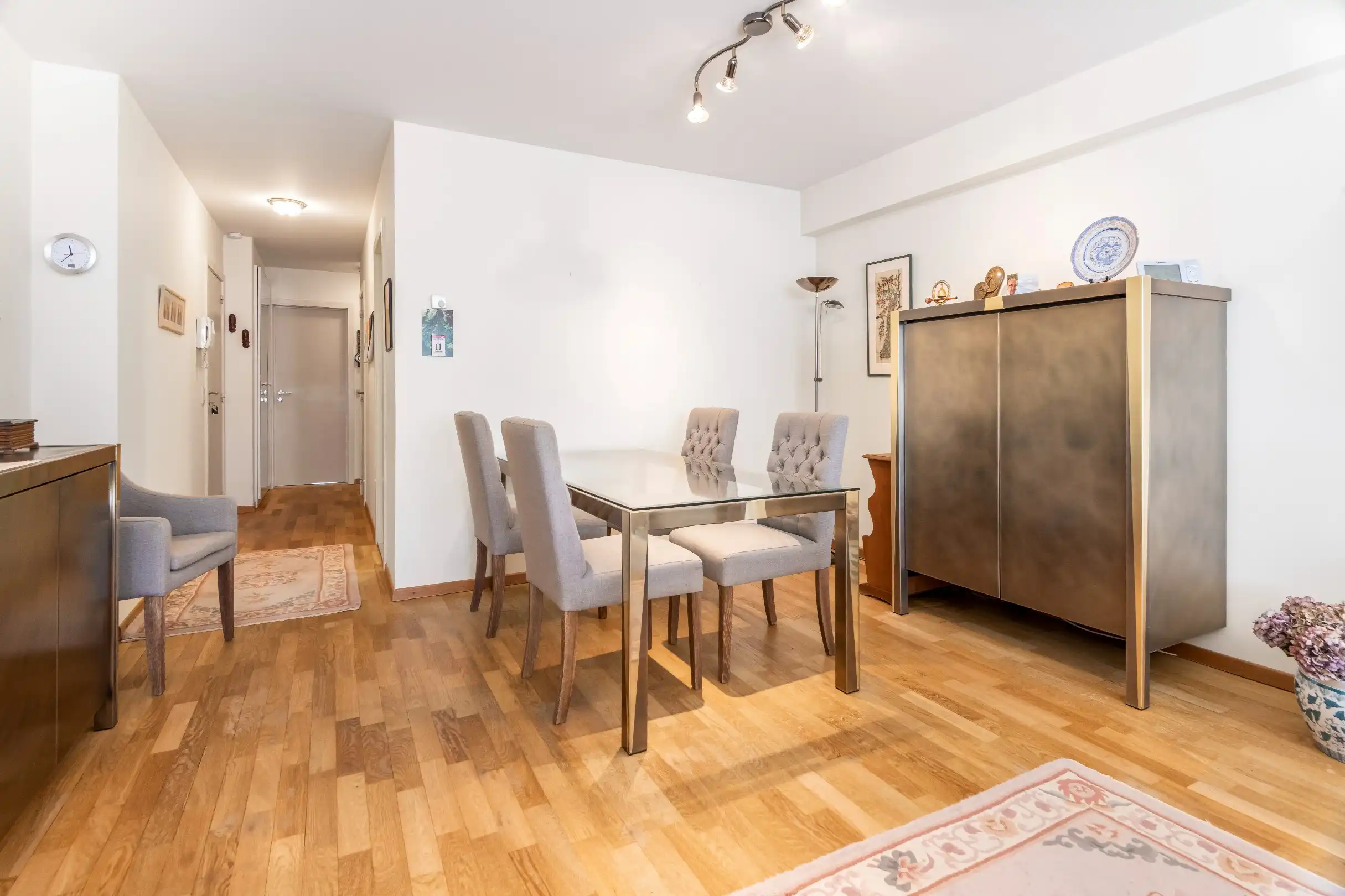 Zeer goed onderhouden zuidgericht appartement, centraal gelegen dichtbij het strand en de winkels. Parking mogelijk. foto 8